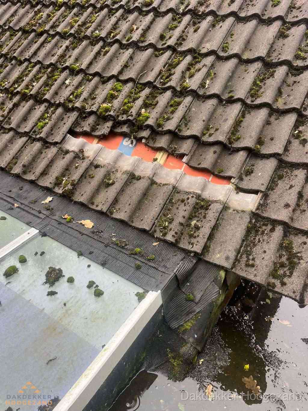 Beschadigd pannendak met ontbrekende dakpannen voor reparatie in Hoogezand