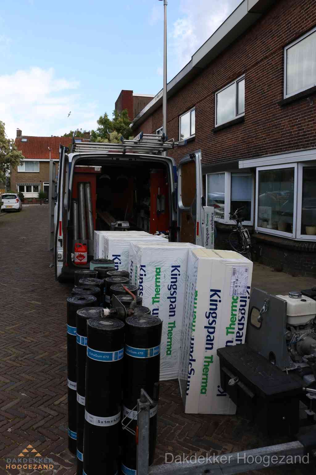 Plat dak met bitumen dakbedekking en brander in Hoogezand
