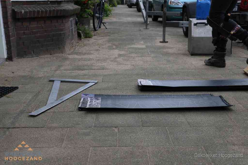 Dakbedekkingsmateriaal en zinkwerk klaargelegd voor reparatie in Hoogezand