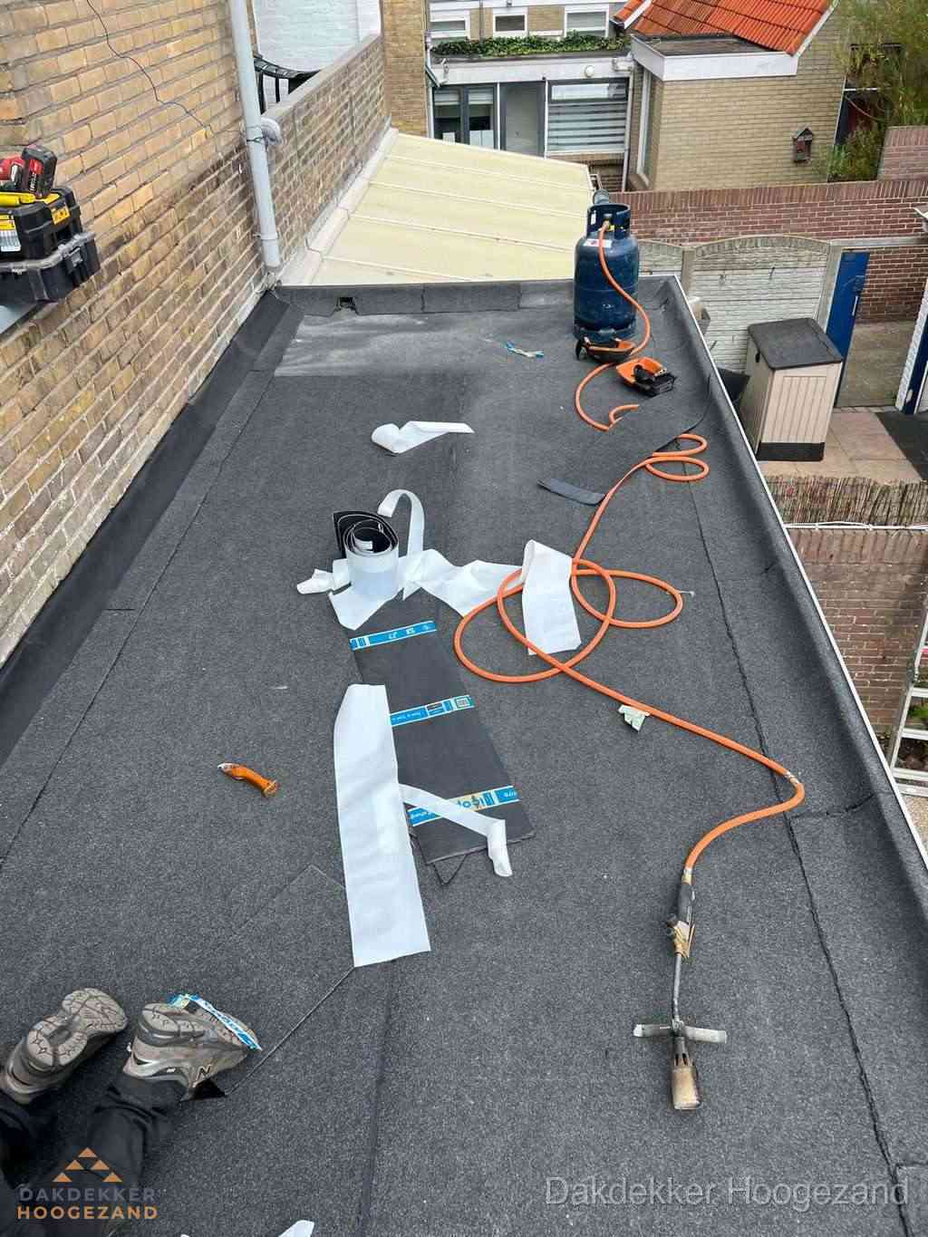 Dakdekker brengt EPDM dakbedekking aan op plat dak in Hoogezand
