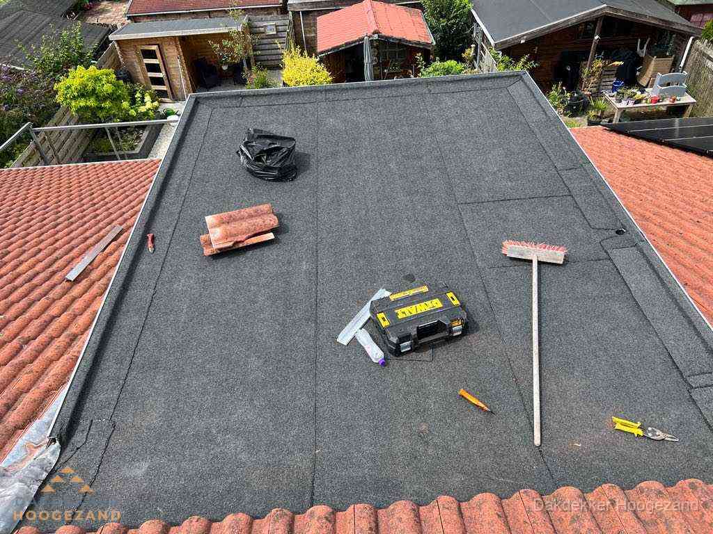 Nieuw plat dak met bitumen dakbedekking in Hoogezand