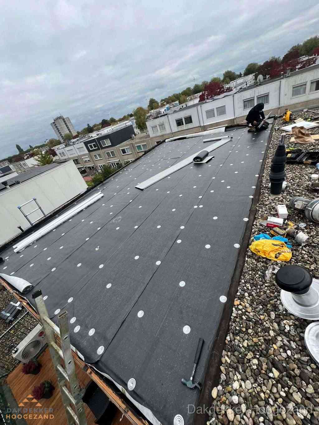 Dakleer vervangen op groot plat dak door dakdekker in Hoogezand