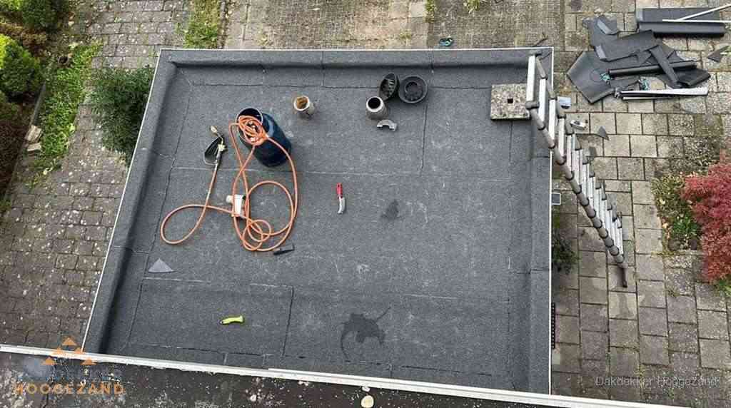 Plat dak met nieuwe bitumen bedekking in Hoogezand