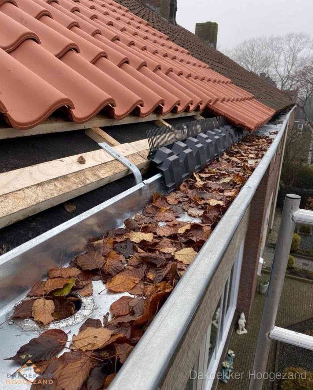 Plat dak bedrijfspand met bitumen dakbedekking en lichtkoepels in Hoogezand
