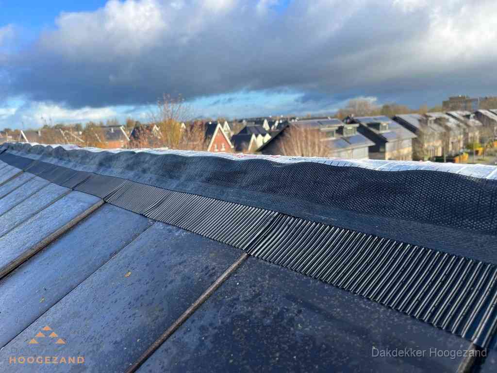 Dakisolatie bij de nok met ventilatieprofiel op schuin dak in Hoogezand