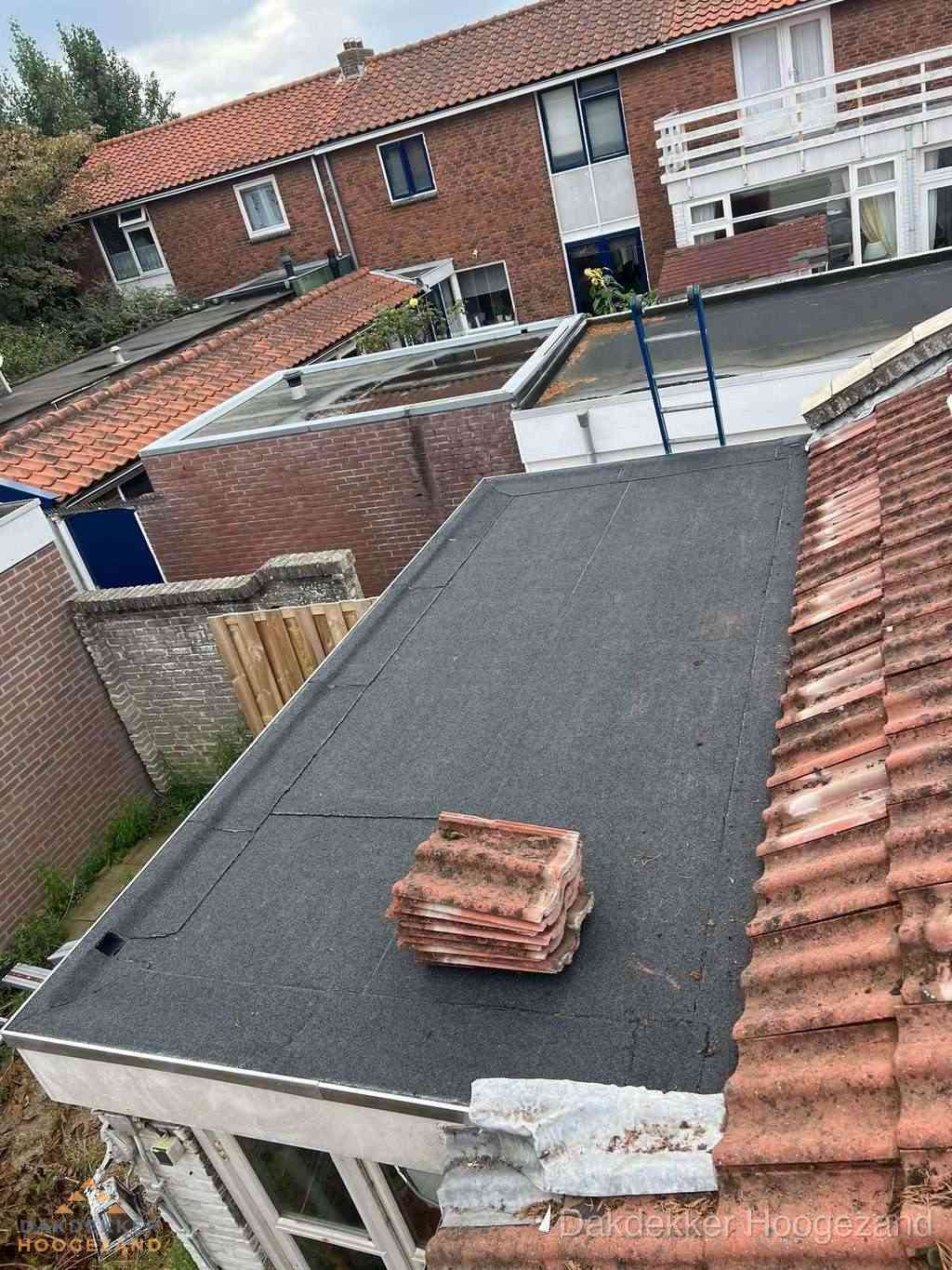 Aanbouw plat dak met reservepannen voor dakpannen vervangen in Hoogezand