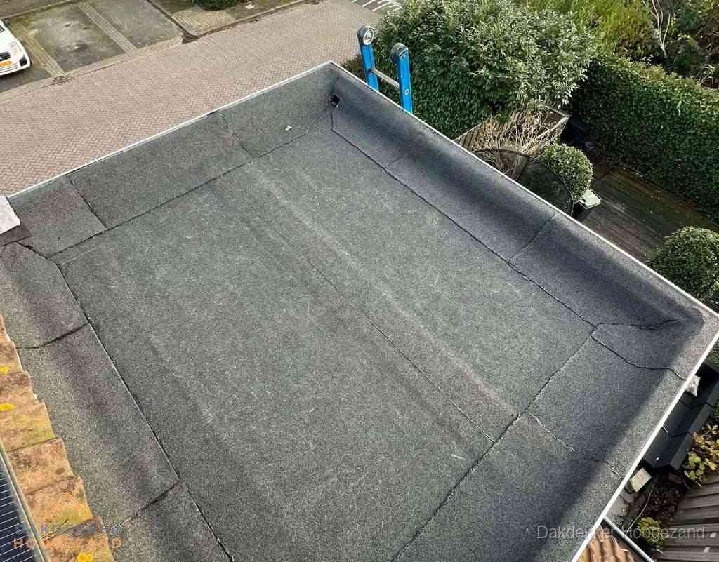 Gerenoveerd plat dak met nieuwe bitumen dakbedekking in Hoogezand