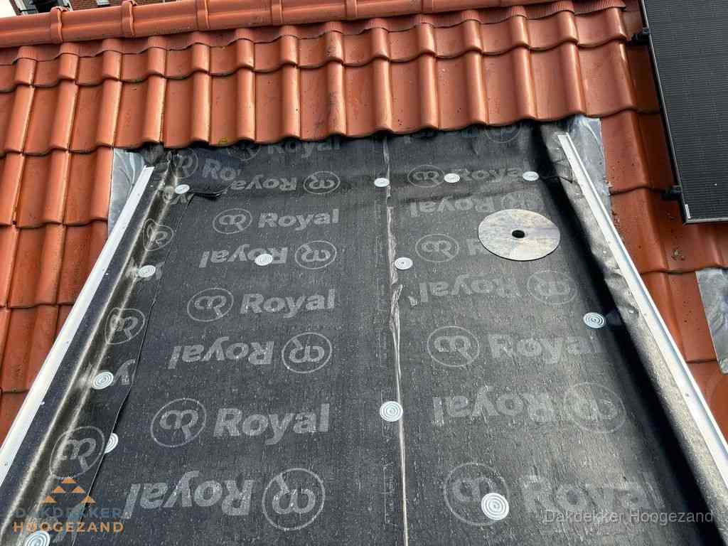 Nieuw dak met dakpannen en Royal onderlaag bij woning in Hoogezand