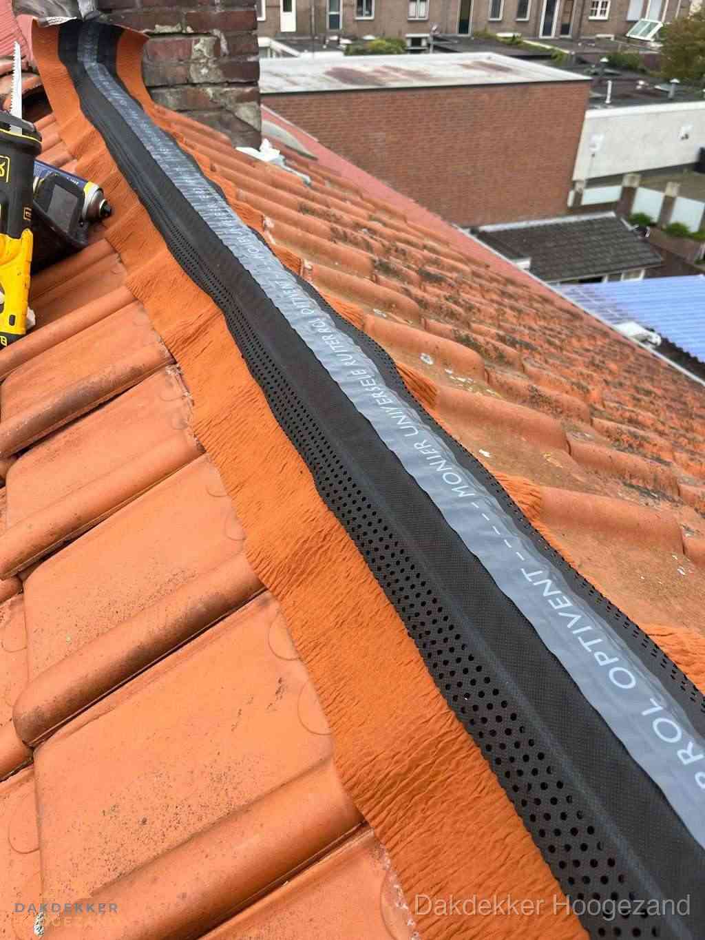 Plat dak aanbouw met bitumen naast schuin pannendak in Hoogezand