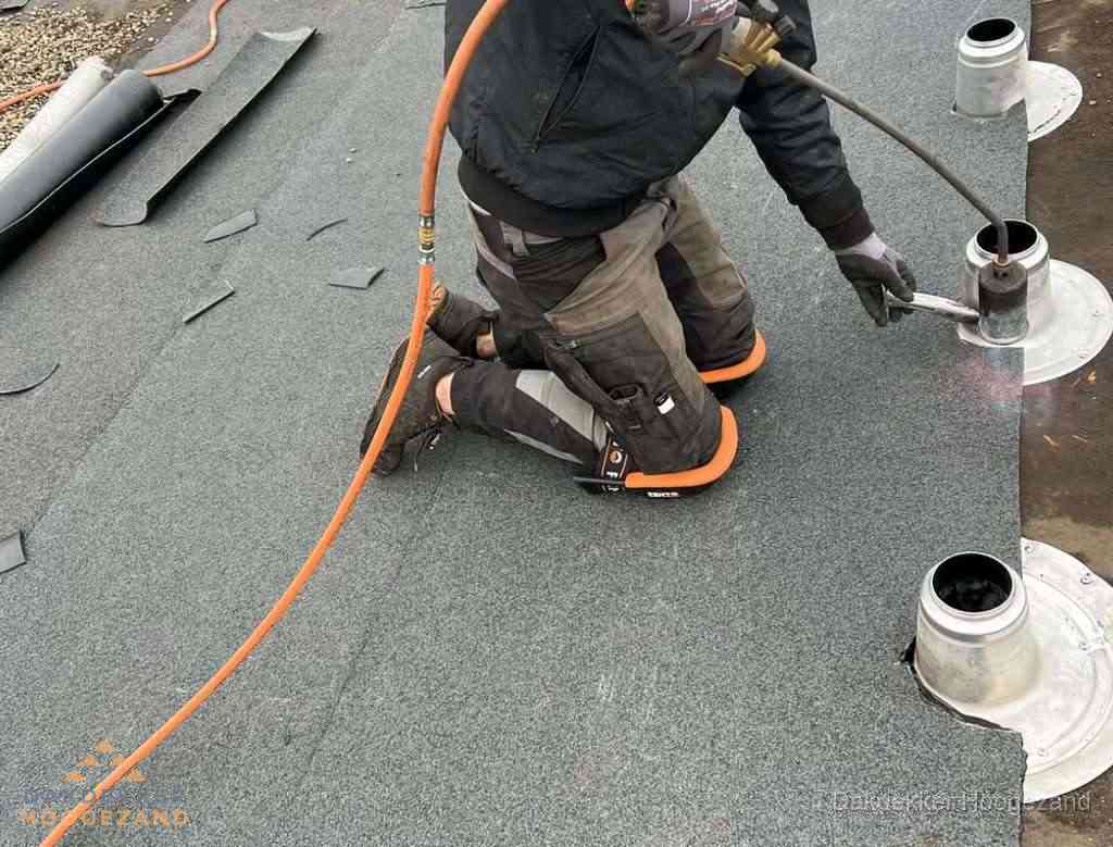 Gereedschap op nieuw plat dak na renovatie in Hoogezand