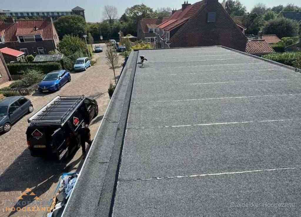 Nieuw bitumen plat dak met uitzicht over landschap in Hoogezand