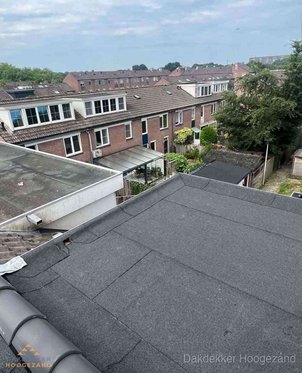 Vernieuwd plat dak met bitumen in woonwijk in Hoogezand
