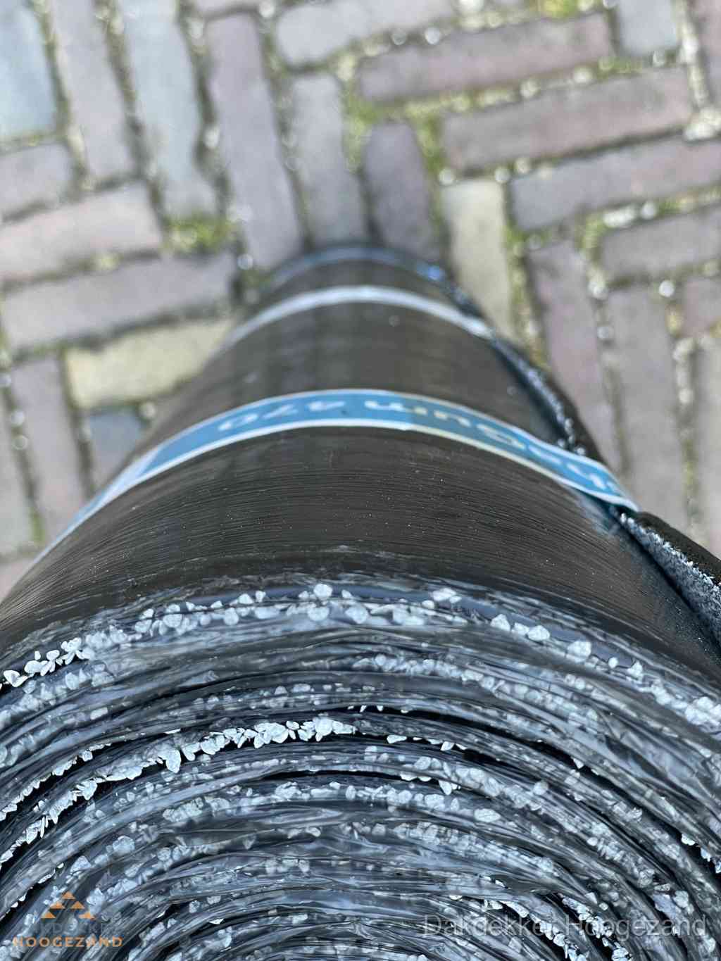 Rol bitumen dakleer met leislag voor plat dak in Hoogezand