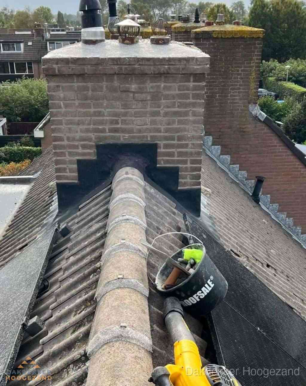 Dakdekker repareert bitumen dakleer bij dakdoorvoer in Hoogezand